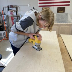 Linda cutting freeform curves with the jigsaw