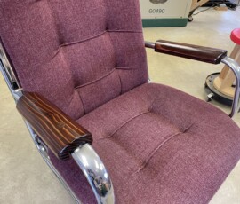 Looking almost new, this office chair is ready for its next assignment!