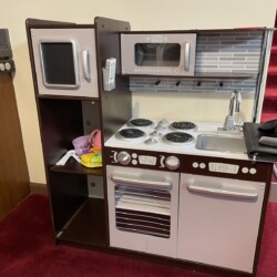 Michael and Oliva's Uptown Expresso Play Kitchen was in great shape, except for the missing refrigerator door and the cracked oven door.